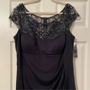 X XSCAPE
Gorgeous Beaded Cap Sleeve
Illusion Crew Neck Ruched
Gown size 10